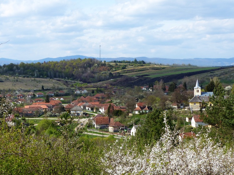 The view of Rakacaszend from the hillside