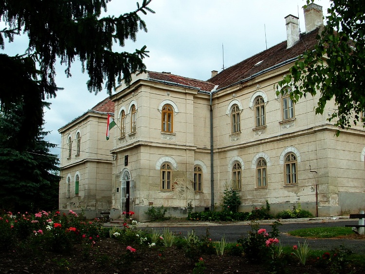 A felsővadászi Rákóczi kastély most általános iskola