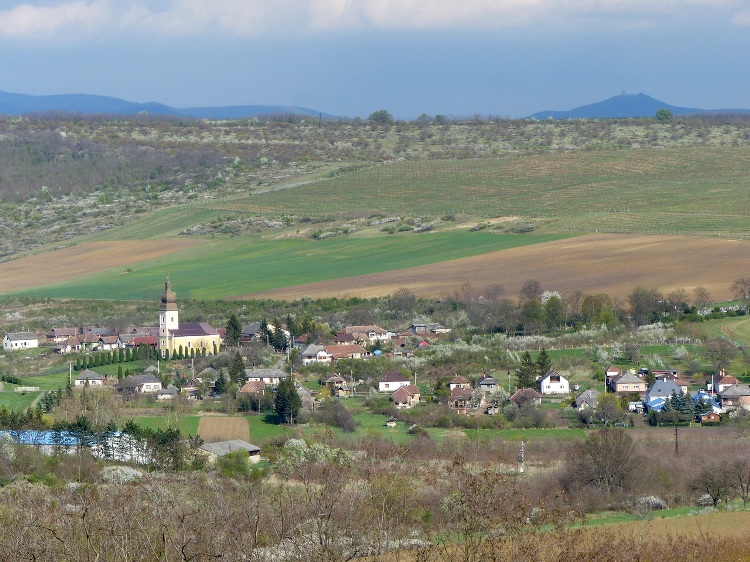 A dombok felett a távoli Regéc vára is feltűnik