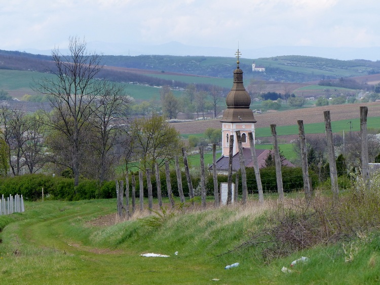 Letekintés a dombról Baktakék görög katolikus templomára