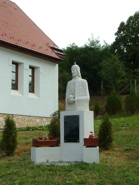 Gibárt - Szent István király szobra a kápolna mellett