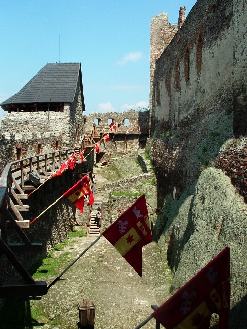 Boldogkő vára - A várudvar és a nyugati falak
