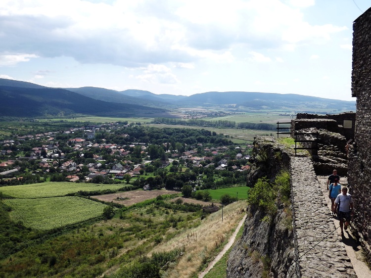 Boldogkő vára - Kilátás a várfalról dél felé, Boldogkőváraljára