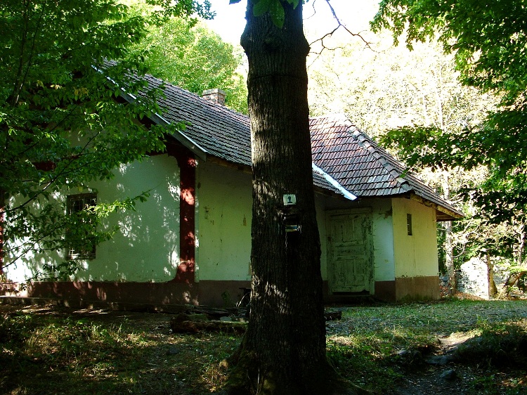 Az István-kúti, téglából épült vadászháznál van a kéktúra pecsételőhely