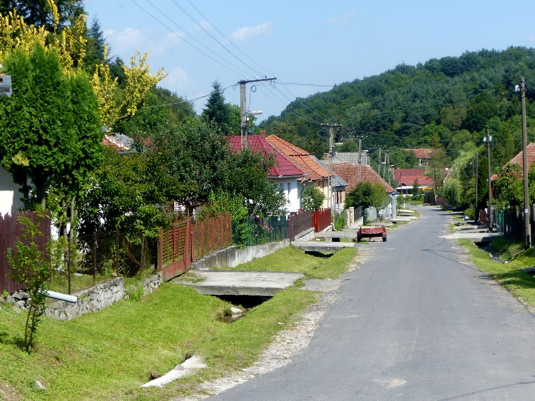 The main street of Vágáshuta village