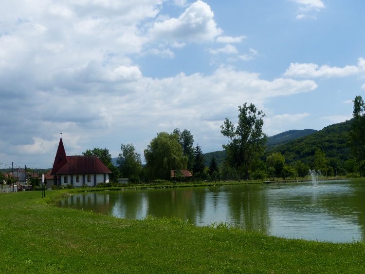 Bózsva - Az Etelka-tó mellett áll a katolikus templom
