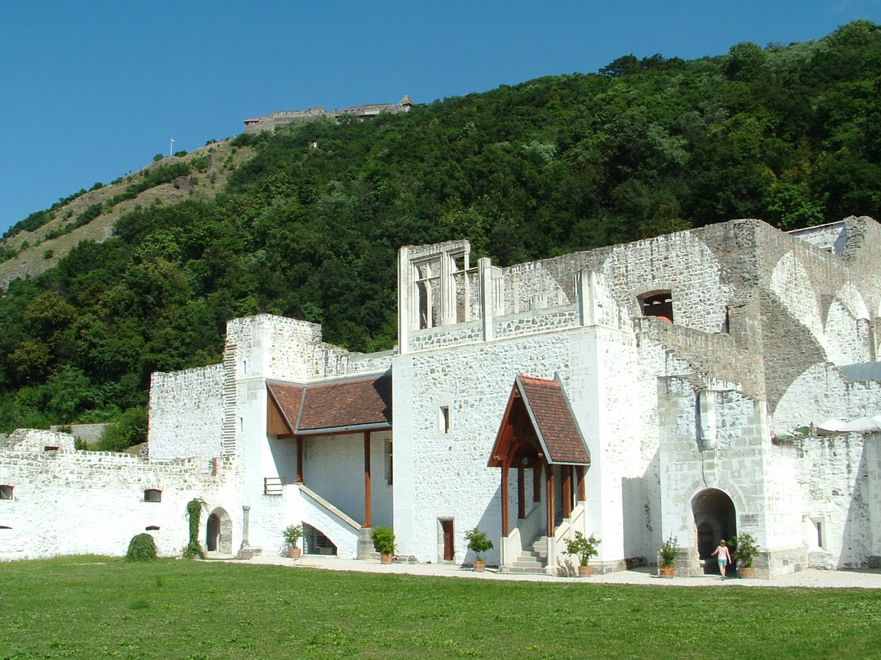 The partly renovated palast with the fortress on the top of the hill