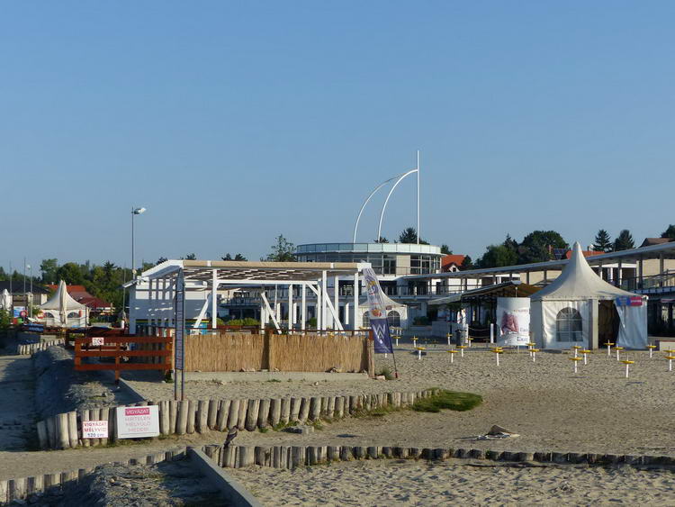 A Korzó épületei szinte teljesen elfoglalják a korábbi, füves szabadstrand teljes területét