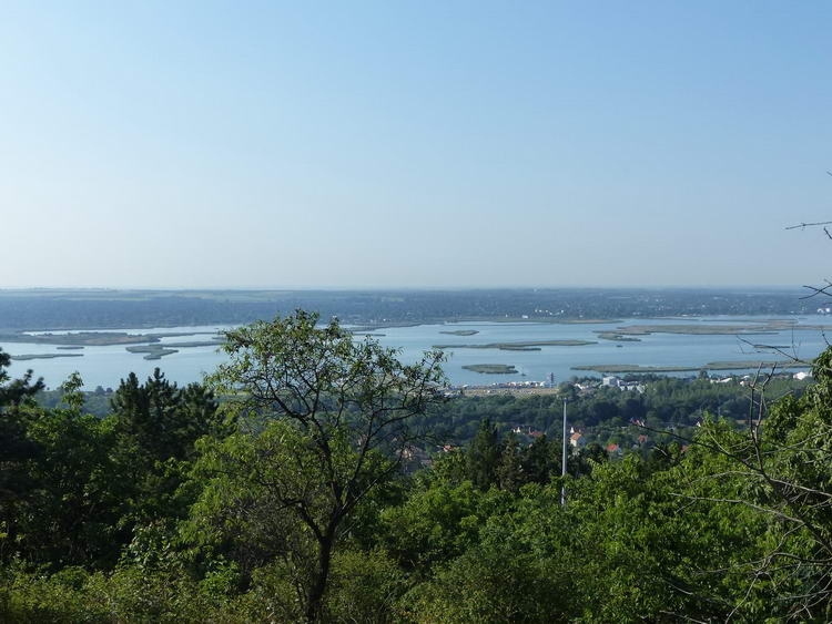 Azért a kilátó tövéből is szép a Velencei-tó panorámája!