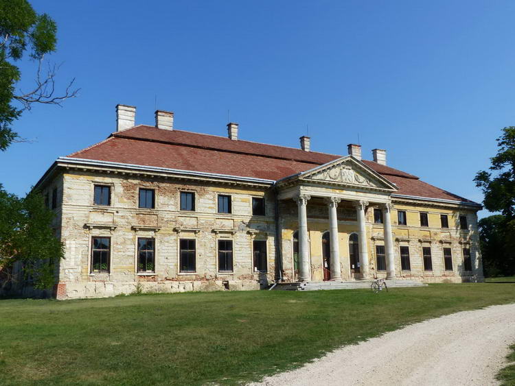 Lassan pusztul Lovasberényben a szebb időket is megélt Cziráky kastély