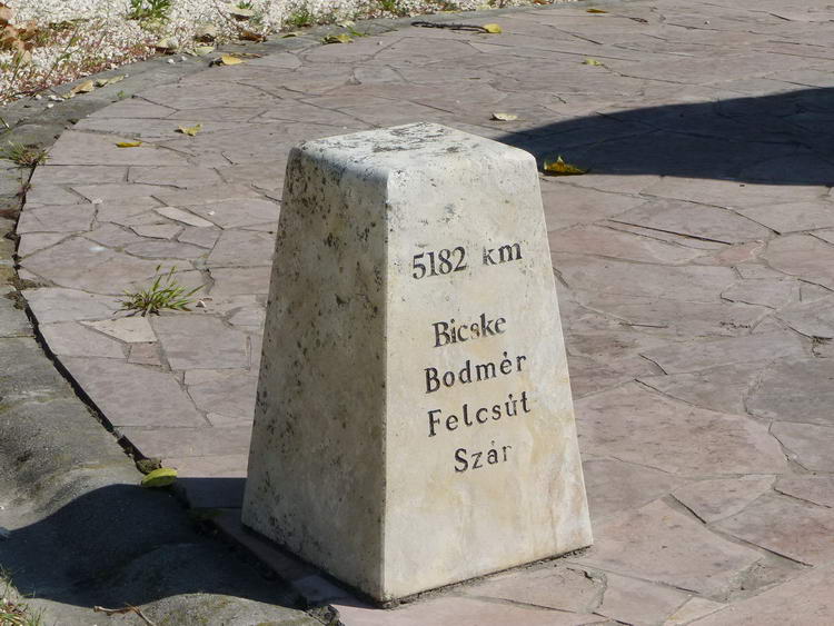 Bár a kövön 5182 km szerepel, a Wikipédia szerint 5770 km-es utat tett meg a két pilóta