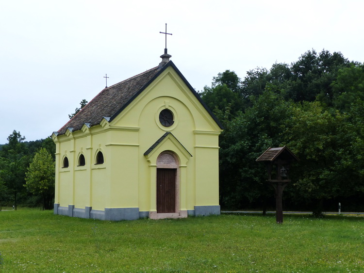 Kőhányáspuszta - Az Esterházy kápolna a főút mellett áll