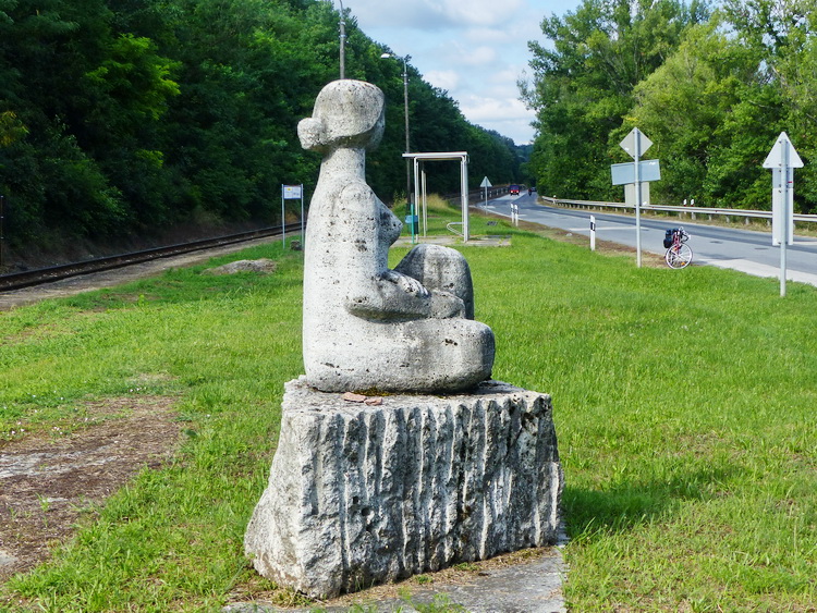 Szocreál nőalak a süttői vasúti megállóban