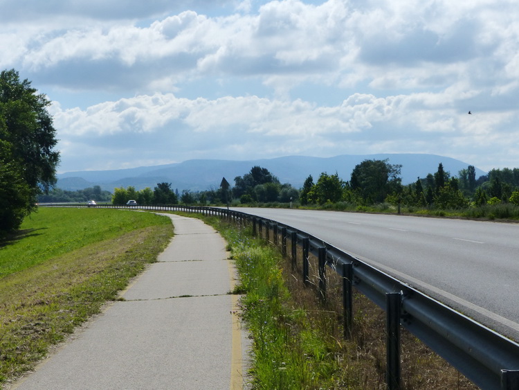 A Tát melletti kanyarból már szépen látszik a Pilis hegyeinek jó része