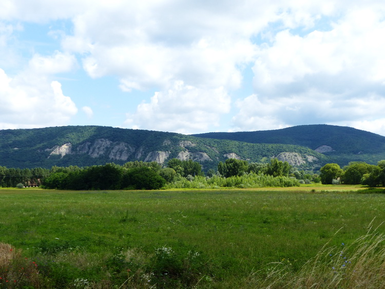 Pilismarót előtt tűnt fel az úttól balra a Duna szlovák oldalán húzódó Helembai-hegység