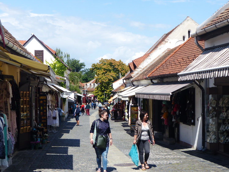 Szentendre - A Bogdányi utca boltrengetege