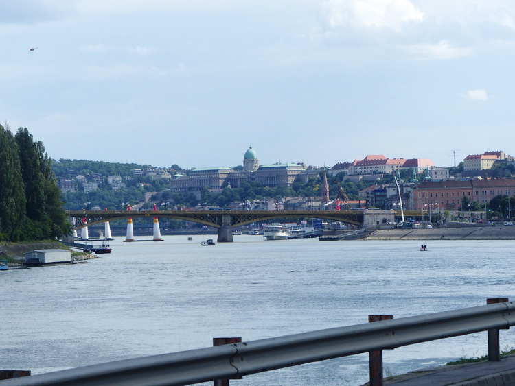 A rakpartról pillantottam meg a Margit híd mögött a Red Bull Air Race piros-fehér oszlopait