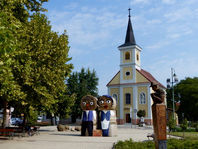 A következő pihenőm Bugyin tartottam. A főtéren már készülődtek a hétvégi szüreti bálra.