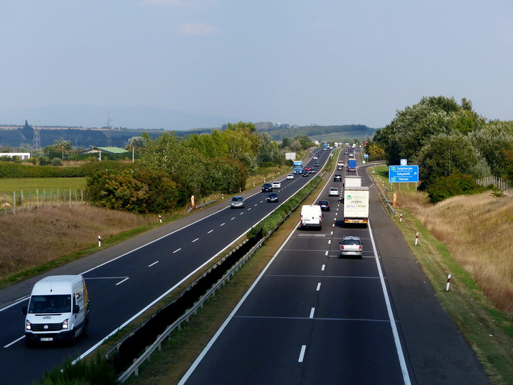 Az M3-as autópálya felüljárójáról pillantottam meg először a Mátrát