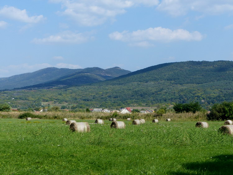 Itt már a hegyek tövében toltam a bringát a Szurdokpüspökibe vezető keréknyomokon