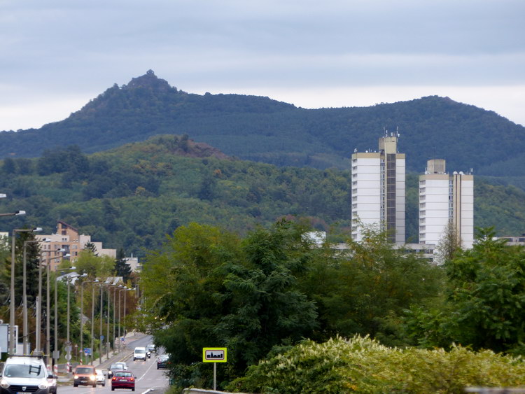 Az út vége felé már feltűntek előttem Salgótarján toronyházai és Salgó vára is