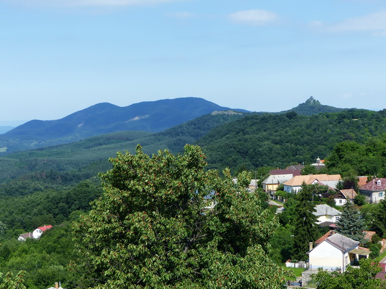 Panoráma a kilátóból Rónafalura, Salgó várára és a Karancs hegytömbjére