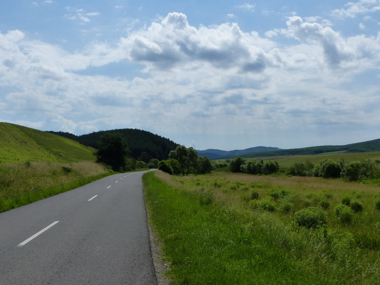 Jól tekerhető, kis forgalmú úton a Tarna völgyében