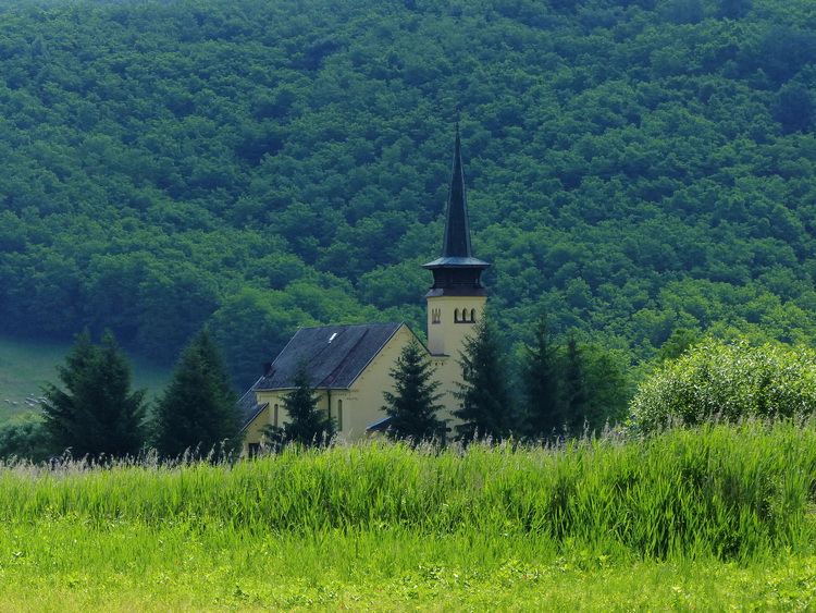 Zabar temploma az útról fényképezve