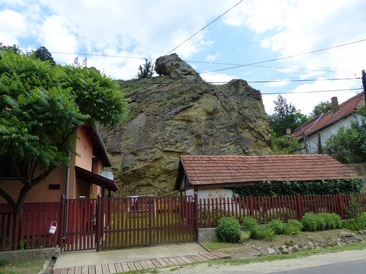 Istenmezeje - A sziklák gyakran a házak udvarain állnak