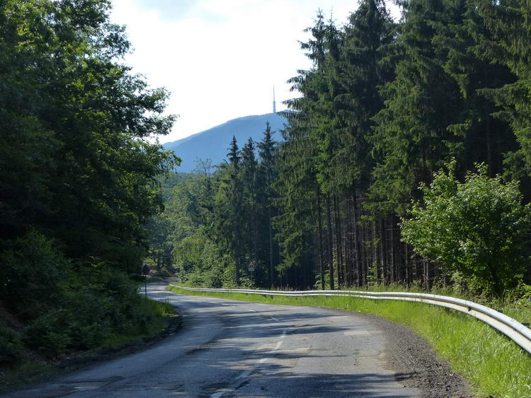 Kilátás a kátyús galyatetői útról a Kékestetőre