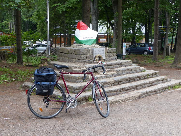 Emlékfotó a Kékestető csúcsán, a magasságjelző kőnél