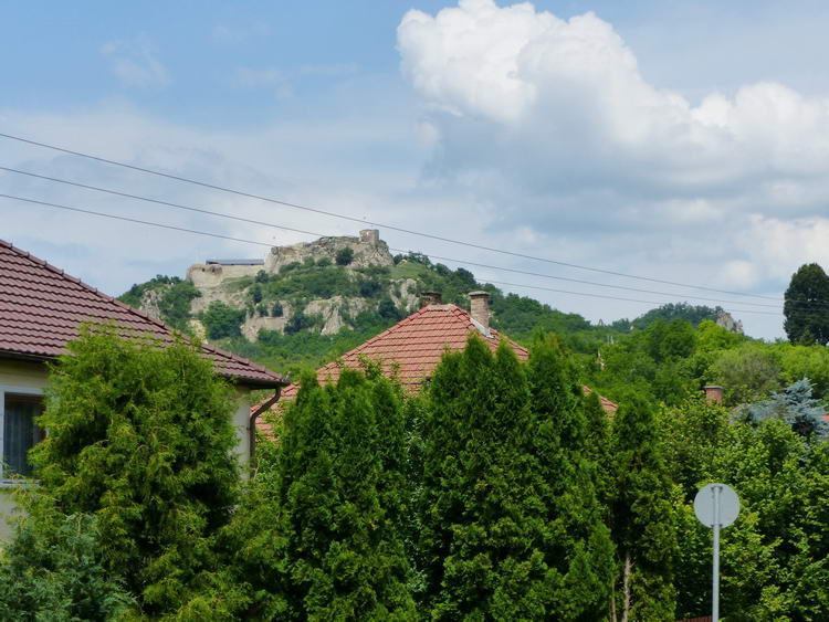 Sirok - Kilátás a főutcáról a várra a háztetők felett