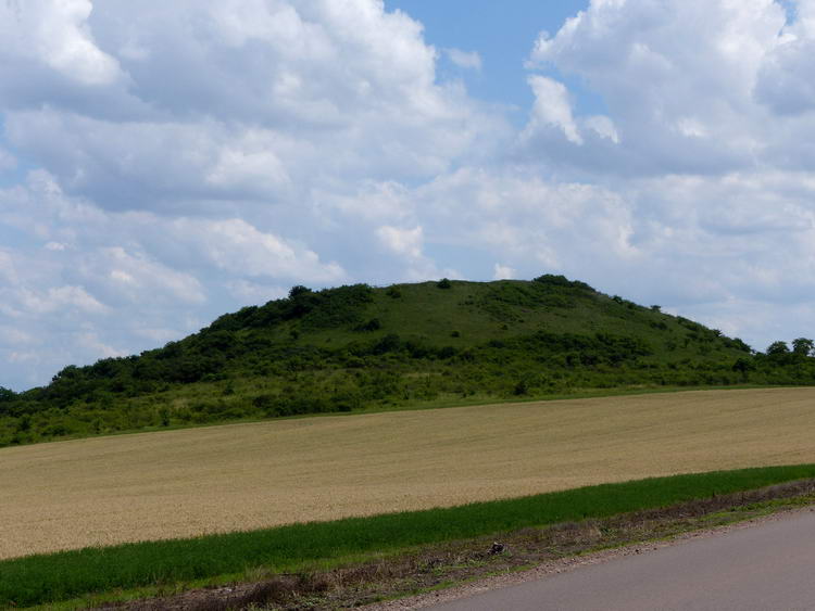 A Verpeléti Várhegy az országútról fényképezve