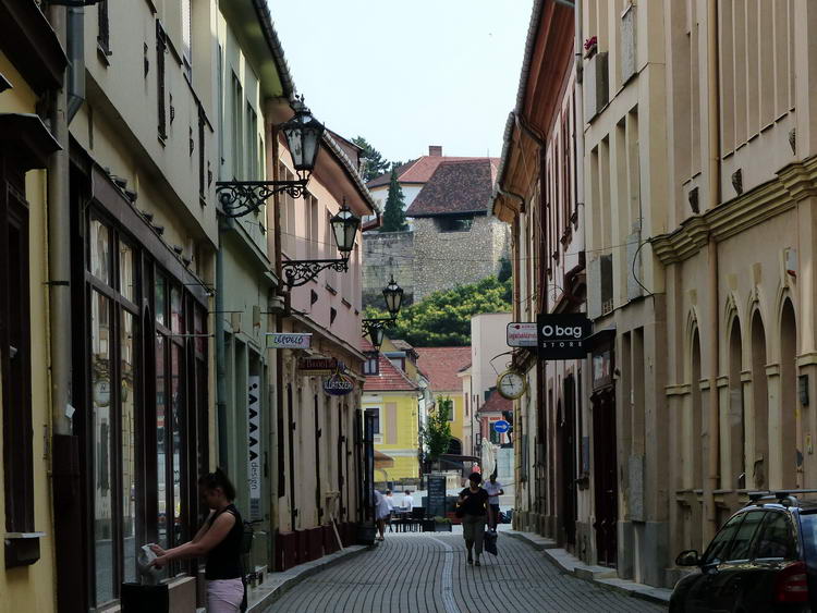 Eger - Keskeny mellékutcán a Dobó tér felé