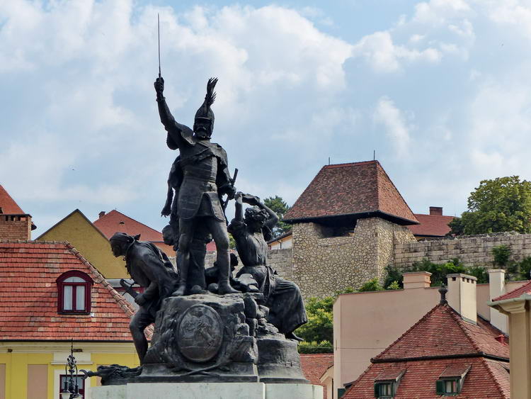 Kilátás a várra a Dobó István szobortól