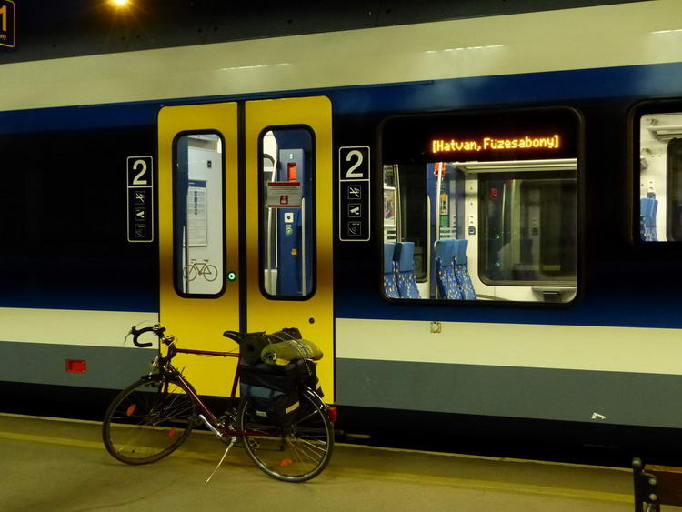 Beszállásra várakozik a bringa a Keleti pályaudvaron