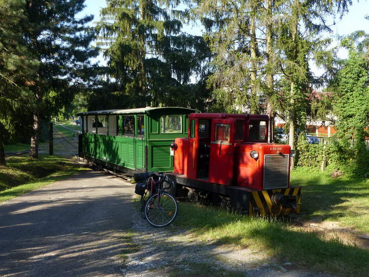 Éppen kitolat a bringa mellett a fűtőházból a kisvonat