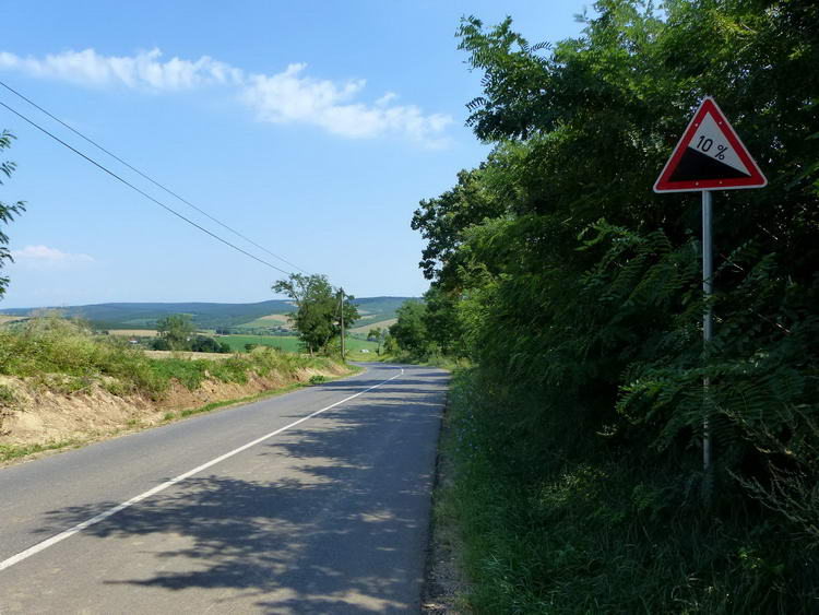 Kilátás a dombtetőről kelet felé