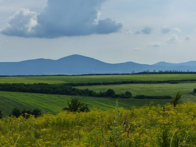 A Zempléni-hegység panorámája az utolsó dombról