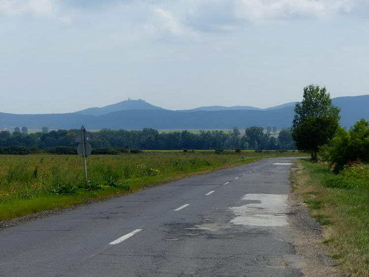 Kopott aszfaltúton a zempléni hegyek felé