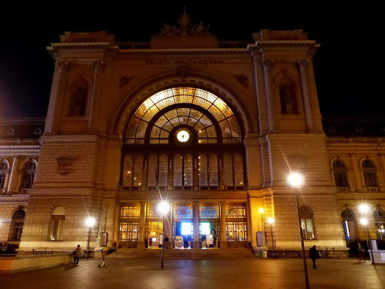 A Keleti pályaudvar főhomlokzata reggel 5:37-kor