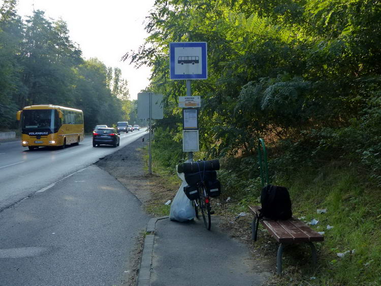 Pihenő Nagykálló felé egy útszéli buszmegállóban