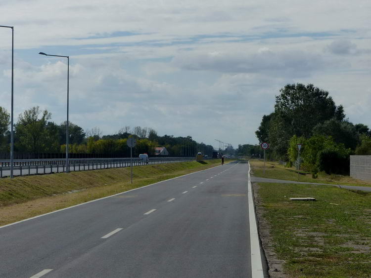 Kitűnően kiépített kerékpáros út a 471-es Debrecenbe bevezető szakaszán