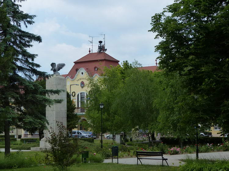Balmazújváros - A Kossuth tér parkja mögött feltűnik a Városháza épülete