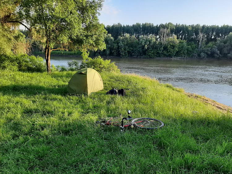 Sátorverés után a Tisza-parton