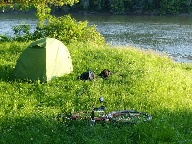 Sátorozás a Tisza-parton