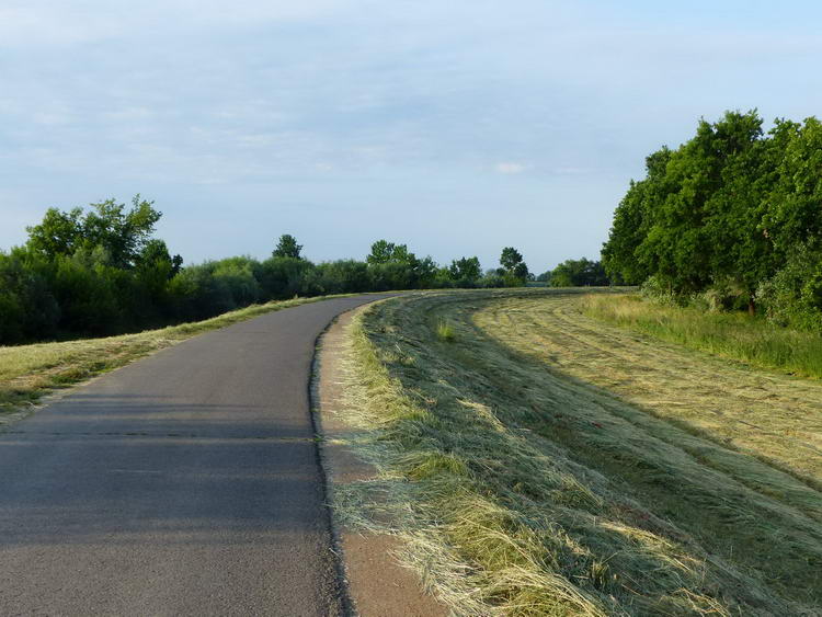 Kora reggeli tekerés a Tisza-gáton