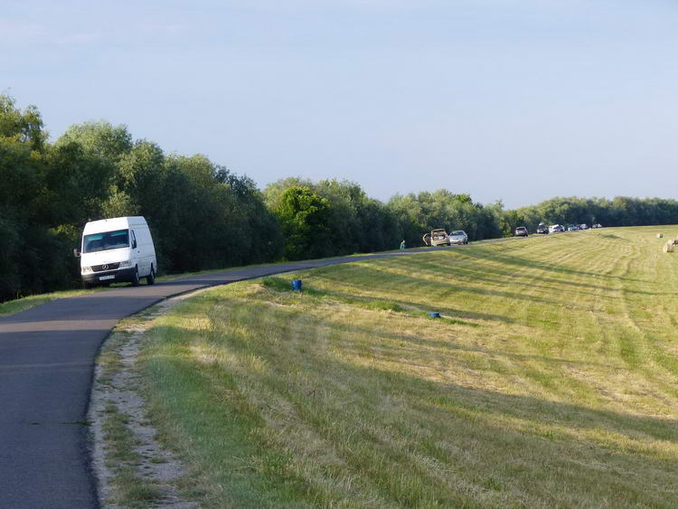 Itt kezdődik a gáton parkoló autók hosszú sora