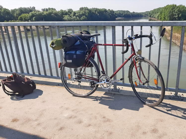 A Tisza a Kiskörei Vízerőmű tetején futó útról fényképezve