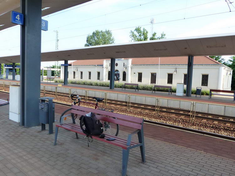 Kora reggeli készülődés Fegyvernek-Örményes vasútállomáson